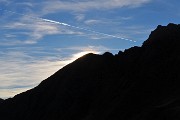 91 Il sole tramonta dietro le montagne